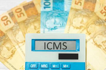 A sigla ICMS referente ao Imposto sobre Circulação de Mercadorias e Serviços escrita no visor de...