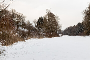 Fototapeta na wymiar Tal im Winter mit Schnee