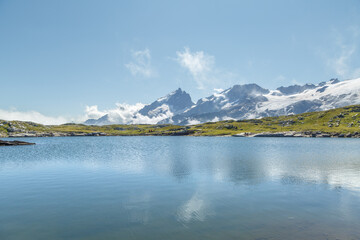 Lac Noir sur le plateau d'Emparis face au massif des Écrins et le sommet de la Meije en été