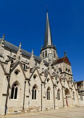 Fototapeta na wymiar La façade latérale et la flèche de l’église Notre-Dame d’Auxonne 