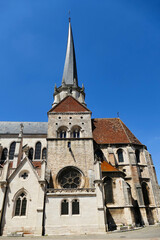 Fototapeta na wymiar La façade latérale et l’abside de l’église Notre-Dame d’Auxonne 