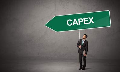 Obraz premium Young business person in casual holding road sign