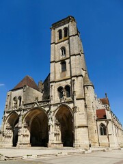 Fototapeta na wymiar La façade de l’église Notre-Dame d’Auxonne 