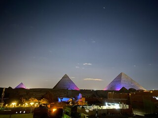 Pyramiden in Kairo bei Nacht