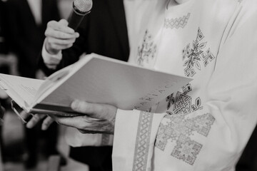 Lecture de la prière aux mariés par le prêtre