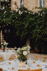 Table de mariage décorée et fleurie à l'italienne