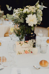 Table de mariage décorée et fleurie à l'italienne