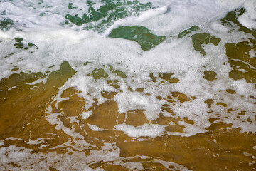 Nahaufnahme des Wassers am Sandstrand