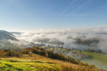 Panorama de la côte des Deux-Amants, Eure, Normandie, Frances sous le brouillard