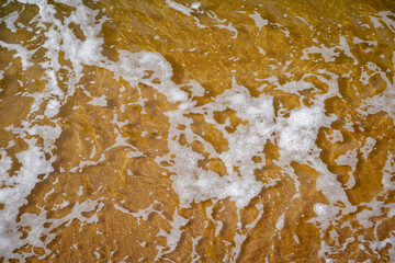 Nahaufnahme des Wassers am Sandstrand