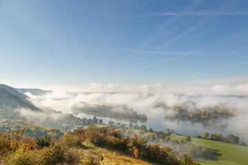 La vue panoramique sur la vallée de la Seine, Eure, Normandie sous le brouillard. Côte des Deux-Amants.