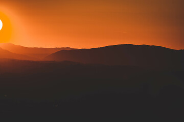 Golden sun nas montanhas