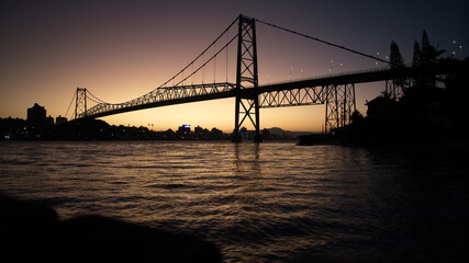 Foto no por do sol da ponte Hercílio Luz em Florianópolis
