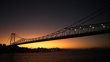 Foto no por do sol da ponte Hercílio Luz em Florianópolis