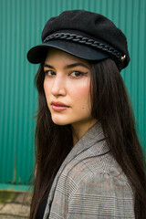 Japanese young woman with model style and cap, dressed in black.