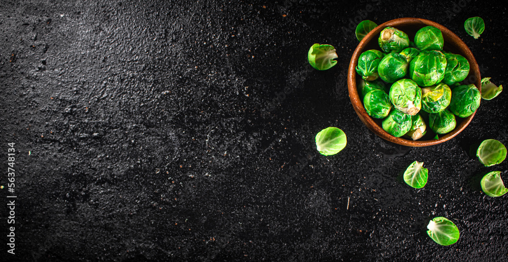 Wall mural Brussels sprouts in a wooden bowl. 