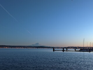 Obraz premium bridge over the lake, mountain