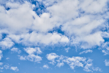 Obraz premium Beatiful blue sky with clouds on a sunny day