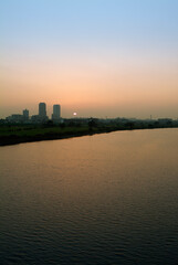 Fototapeta premium 2005年撮影の多摩川の夕日、東京都大田区から