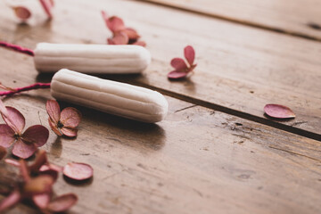 女性の生理用タンポン　木目背景