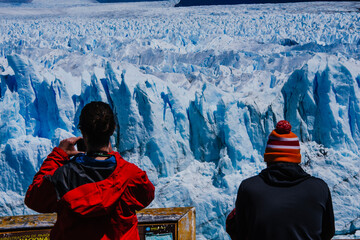Vista de pessoas observando o Glaciar Perito Moreno, El Calafate, Patagônia, Argentina.