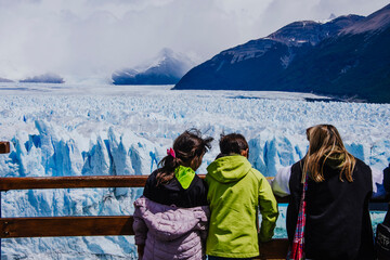 Vista de pessoas observando o Glaciar Perito Moreno, El Calafate, Patagônia, Argentina.