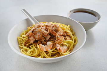 Noodles with prawns and sliced pork