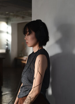 音楽を聴く女性