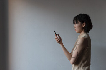 スマートフォンを使用するアジア人女性