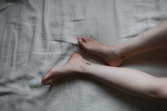 タトゥーが施された女性の脚