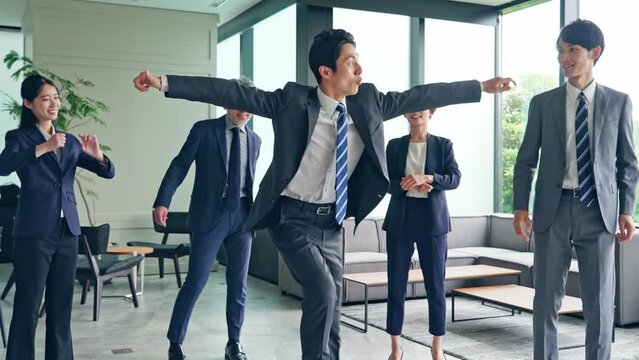 オフィスでダンスするビジネスグループ　スローモーション