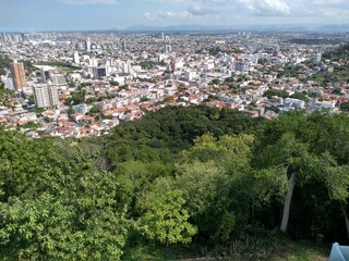 Vista da cidade de brasileira de Vila Velha, região residencial e comercial. Local com grande atrativo turístico.
