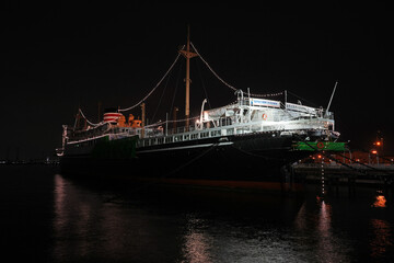 Fototapeta premium 横浜の街並み 夜の氷川丸