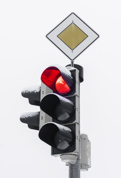 Rote Ampel mit Vorfahrtszeichen
