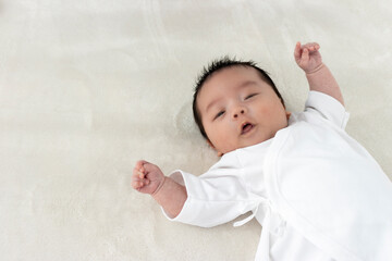 起きている赤ちゃんの上半身（0歳1か月、日本人、男の子）