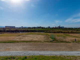 Fototapeta na wymiar 河川敷に造られた野球のグラウンド