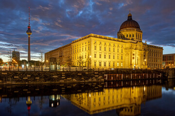 Fototapeta na wymiar The rebuilt Berlin City Palace with the Television Tower at dawn