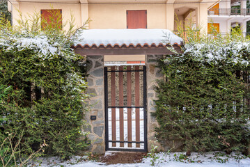 Interno di ingresso del giardino di una casa di montagna d'inverno con la neve