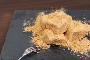 きな粉がいっぱいのわらび餅