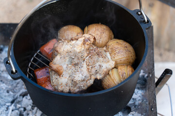 ダッチオープンで鶏肉料理