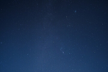 日本で見られる平地からの冬のオリオン座やスバルなどの星空