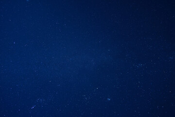 日本で見られる平地からの冬のオリオン座やスバルなどの星空