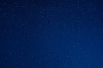 日本で見られる平地からの冬のオリオン座やスバルなどの星空