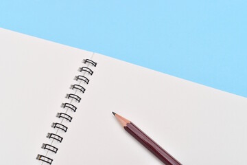 鉛筆とスケッチブック