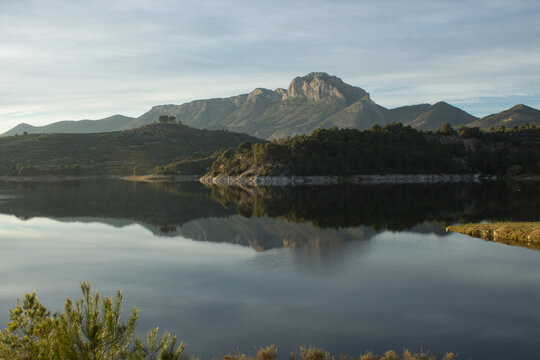 Reflejos en el pantano de Beniarres