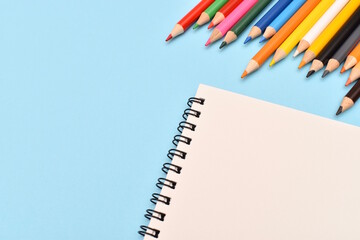 色鉛筆とスケッチブック