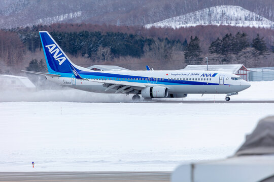オホーツク紋別空港に着陸する全日空機