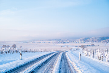 schneebedeckte stra&szlig;e im winter