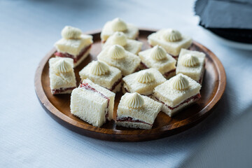 Finger food eleganti preparati da chef di cucina e serviti su taglieri di legno ad un evento importante