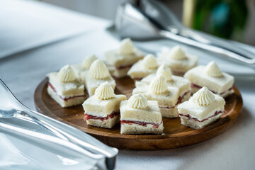 Finger food eleganti preparati da chef di cucina e serviti su taglieri di legno ad un evento importante 